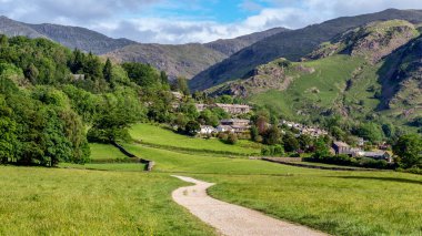 Coniston köyü ve çevresindeki dağlar, yaz başında Lake District 'te Coniston' dan halka açık bir patikadan görüldü.