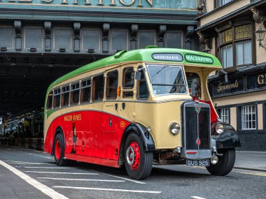 Glasgow, İskoçya, İngiltere. 26 Haziran 2021. Glasgow Vintage Vehicle Trust, 'Centre Circle Day' kapsamında Glasgow sokaklarında klasik otobüs koleksiyonlarını sergiliyor