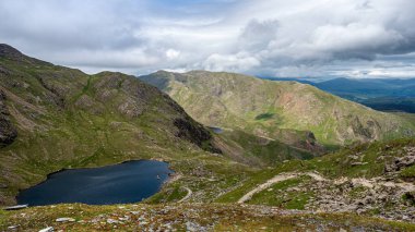 Göl Bölgesi 'ndeki Coniston Şelaleleri' ne doğru alçak sulara bakıyorum.
