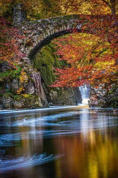 Una Signora Matura Sentiero Attraverso Colori Autunnali Glen Affric Nelle Foto Stock