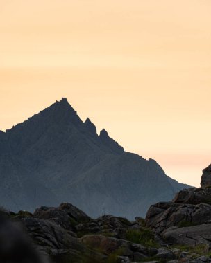 Skye Adası 'ndaki Sgurr nan Gillean' de Pinnacle Ridge 'in arkasında güneş batıyor.