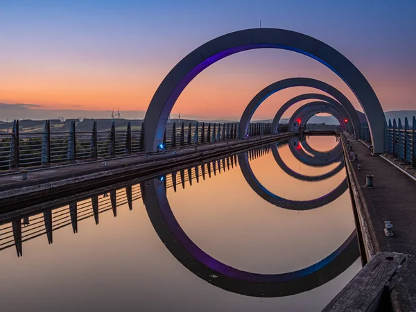 팔커어 뱀장어 꼭대기까지 이르는 폴커크 뱀장어 Falkirk Wheel 클라이드 운하를 — 스톡 사진