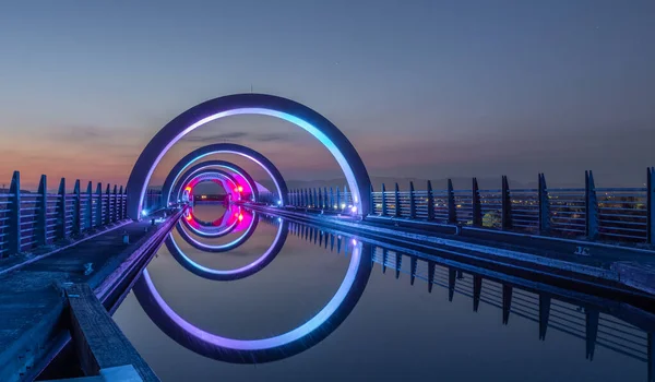 팔커어 뱀장어 꼭대기까지 이르는 폴커크 뱀장어 Falkirk Wheel 클라이드 운하를 — 스톡 사진