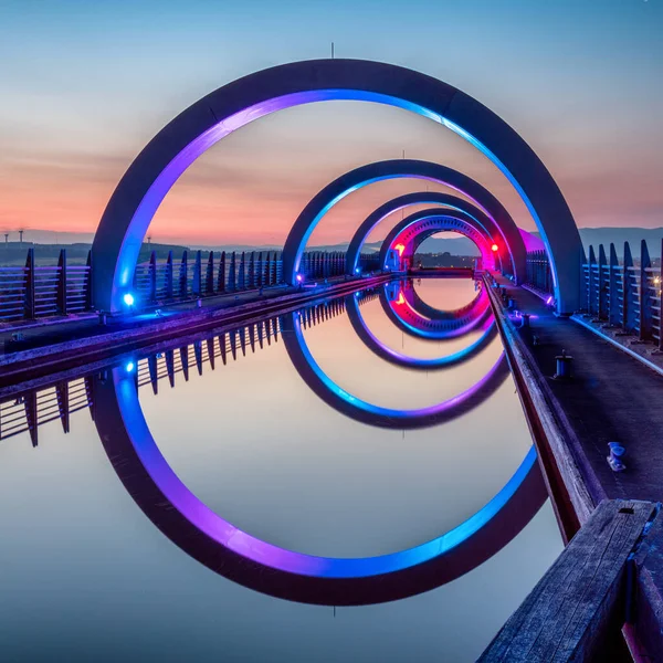 팔커어 뱀장어 꼭대기까지 이르는 폴커크 뱀장어 Falkirk Wheel 클라이드 운하를 — 스톡 사진