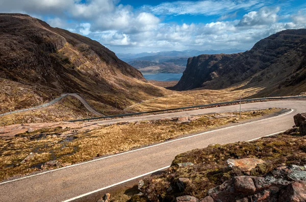 Nedstigningen Bealach na Ba fra Applecross, Skottland – stockfoto