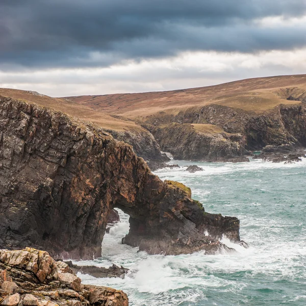 Arco natural en la costa escocesa — Foto de Stock