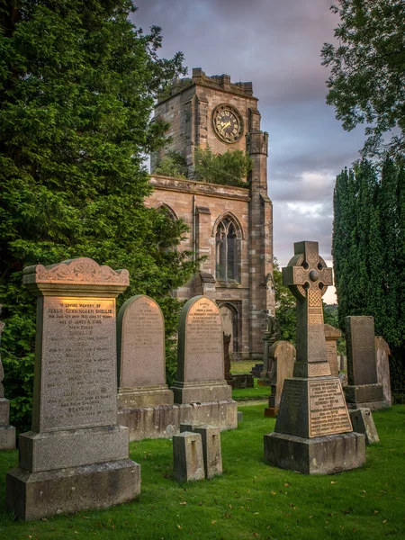 Lennoxtown kyrka kyrkogård vid solnedgången — Stockfoto