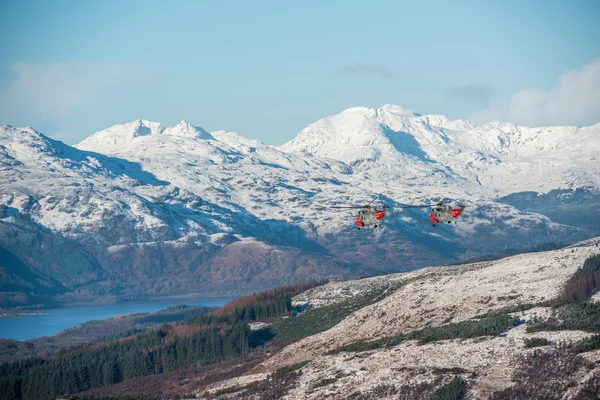 To redningshelikoptre ved Loch Lomond – stockfoto