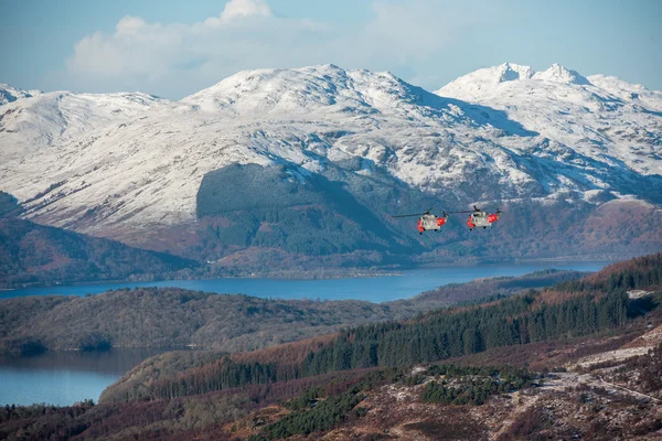 Dos reyes marinos volando bajo el lago Lomond —  Fotos de Stock