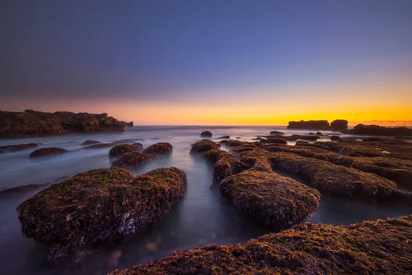 Meraviglioso Paesaggio Marino Sfondo Spiaggia Con Rocce Sassi Bassa Marea — Foto Stock