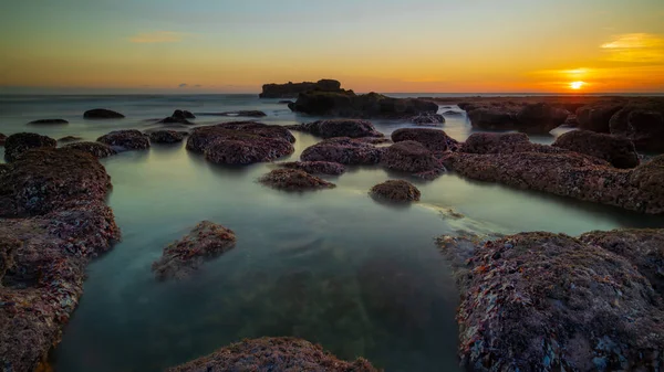 Plage Marée Basse Incroyable Paysage Marin Pierres Couvertes Eau Coucher — Photo