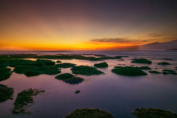 退潮时的海滩 惊人的海景 被水覆盖的石头 日落时间 黄金时刻 慢速快门速度 集中精神水的反射印度尼西亚巴厘岛孟根宁海滩 横向布局 — 图库照片