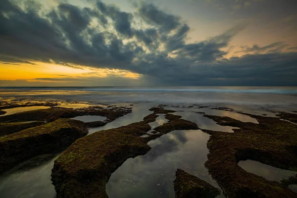 Úžasný Přímořský Plášť Pláž Skálami Kameny Příliv Odliv Čistá Voda — Stock fotografie