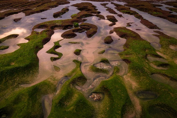 Oceaan Bij Waterscape Achtergrond Helder Water Met Zand Rotsen Stenen — Stockfoto