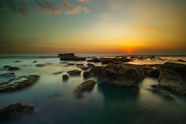 Meraviglioso Paesaggio Marino Sfondo Spiaggia Con Rocce Sassi Bassa Marea — Foto Stock