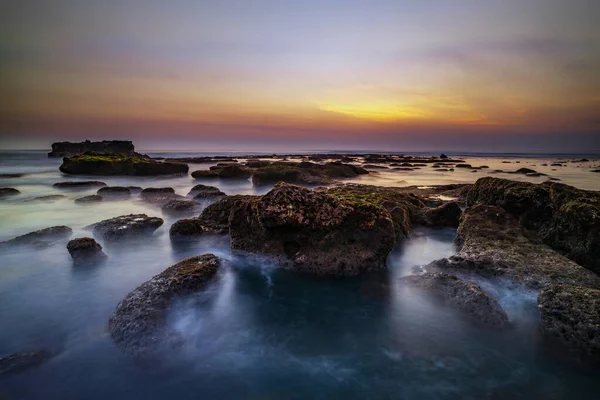 Meraviglioso Paesaggio Marino Sfondo Spiaggia Con Rocce Sassi Bassa Marea — Foto Stock