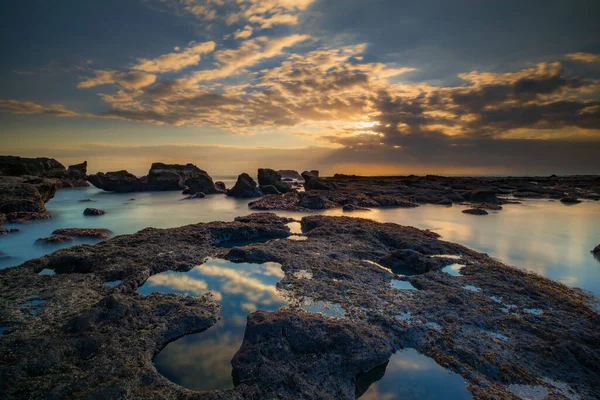 Hermoso Paisaje Marino Playa Rocosa Larga Exposición Durante Marea Baja — Foto de Stock