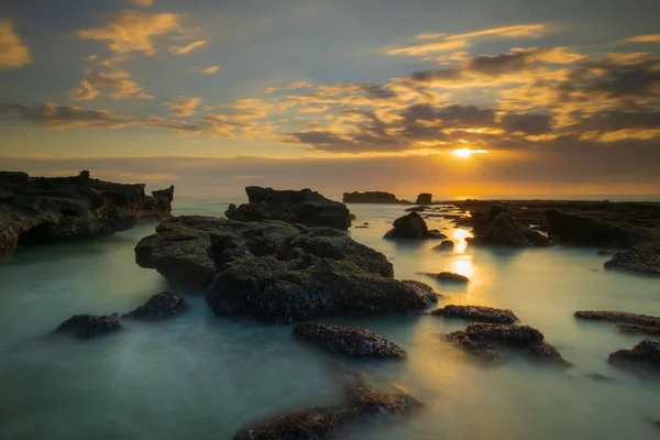 Hermoso Paisaje Marino Playa Rocosa Larga Exposición Durante Marea Baja — Foto de Stock