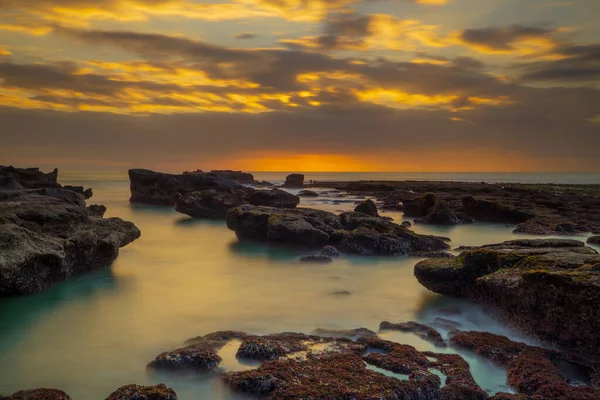 Hermoso Paisaje Marino Playa Rocosa Larga Exposición Durante Marea Baja — Foto de Stock