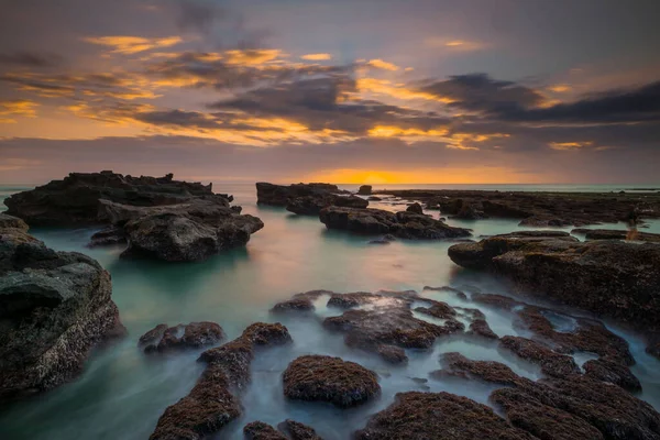 Hermoso Paisaje Marino Playa Rocosa Larga Exposición Durante Marea Baja — Foto de Stock