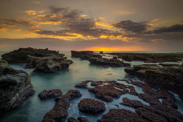 美丽的海景 低潮时长期暴露在岩石海滩上 全景海洋景观 自然的组成 日落背景 多云的天空 水的反射Mengening海滩 印度尼西亚巴厘 — 图库照片