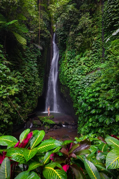 Podróże Młoda Podróżniczka Bikini Przy Wodospadzie Tropikalnym Lesie Podekscytowana Biała — Zdjęcie stockowe