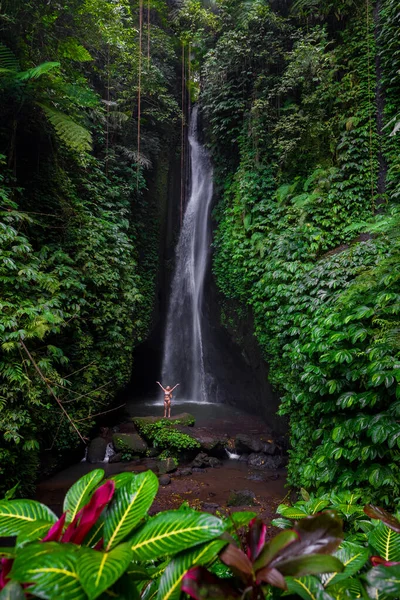 Mode Vie Jeune Voyageuse Portant Bikini Cascade Dans Forêt Tropicale — Photo