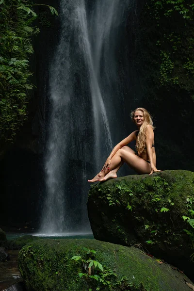 Joven Mujer Caucásica Con Pelo Largo Rubio Sentado Roca Disfrutando — Foto de Stock