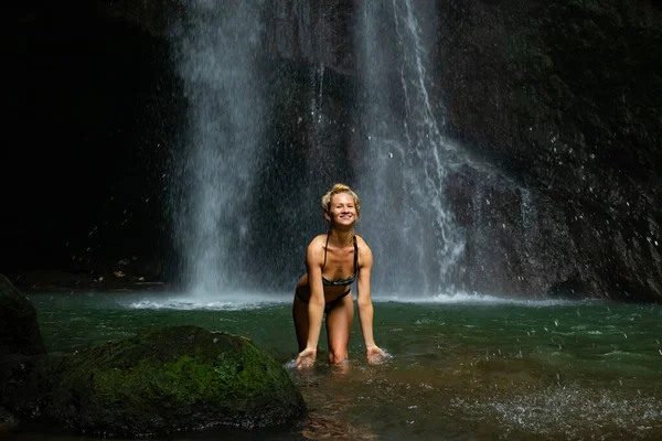 Young Caucasian Woman Blond Hair Standing Waterfall Happy Smiling Woman — Stock Photo, Image