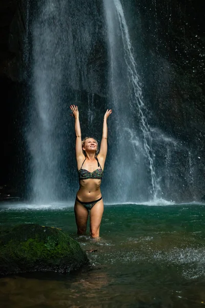 Fiatal Fehér Szőke Hajjal Vízesés Mellett Boldog Mosolygós Bikiniben Utazási — Stock Fotó