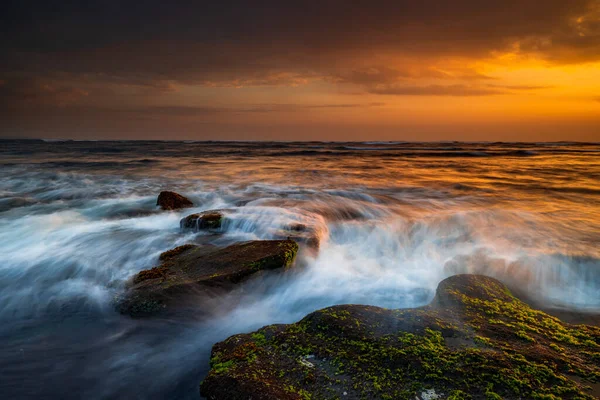 美丽的海景 海滩上铺满了海藻 自然的组成 移动的水 多云的天空 阳光灿烂 慢速快门速度 集中精神Mengening海滩 印度尼西亚巴厘 — 图库照片