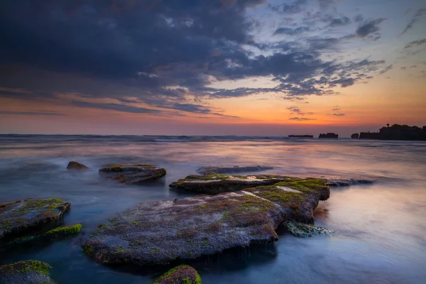 平静的海洋长期暴露 巨石在海浪的神秘薄雾中飘扬 自然背景的概念 日落背景 多云的天空 集中精神Mengening海滩 印度尼西亚巴厘 — 图库照片