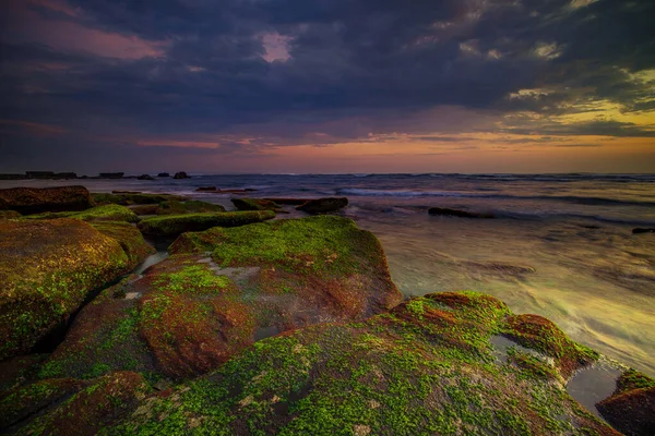 令人惊叹的海景 海滩上的大石头被苔藓覆盖着 自然的组成 移动的水 戏剧化的风景多云的天空 慢速快门速度 Mengening海滩 印度尼西亚巴厘 — 图库照片