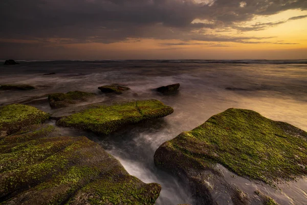 Calmo Oceano Exposição Longa Pedras Cobertas Por Musgo Geen Névoa — Fotografia de Stock