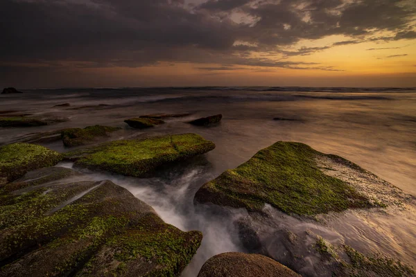 Calma Esposizione Oceano Lungo Pietre Ricoperte Muschio Geen Nella Misteriosa — Foto Stock