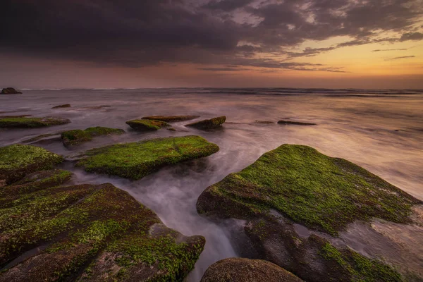 平静的海洋长期暴露 在海浪的神秘云雾中 石子被苔藓覆盖着 自然背景的概念 日落背景 集中精神Mengening海滩 印度尼西亚巴厘 — 图库照片