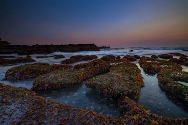 Nádherná Mořská Pláň Oceán Pohyblivými Vlnami Nízká Víčka Kameny Pokryté — Stock fotografie