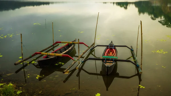 Paisaje Barcos Tradicionales Lago Clima Lluvioso Nublado Nebuloso Reflejos Agua — Foto de Stock