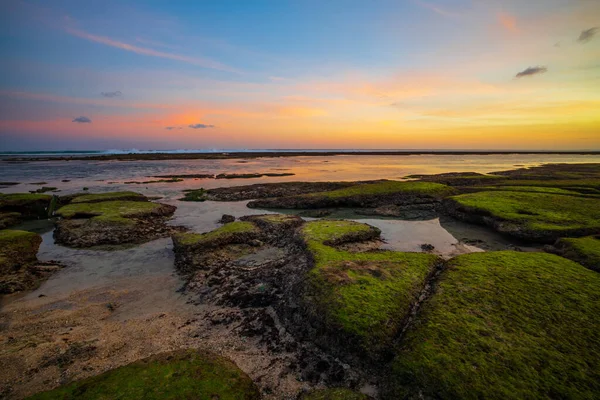 Seascape Pro Pozadí Čas Západu Slunce Pláž Skálami Kameny Příliv — Stock fotografie