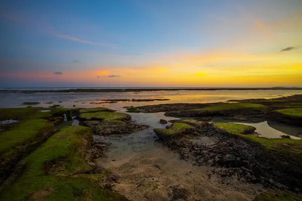 Capa Marinha Para Fundo Hora Pôr Sol Praia Com Pedras — Fotografia de Stock