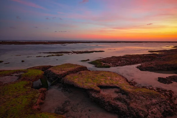 Capa Marinha Para Fundo Pôr Sol Rosa Praia Com Pedras — Fotografia de Stock