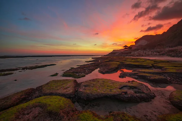 Capa Marinha Para Fundo Pôr Sol Rosa Praia Com Pedras — Fotografia de Stock