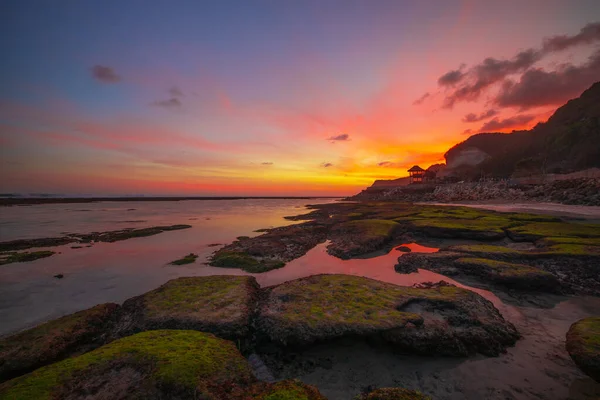 Морской Пейзаж Заднего Плана Розовый Закат Пляж Камнями Камнями Низкий — стоковое фото