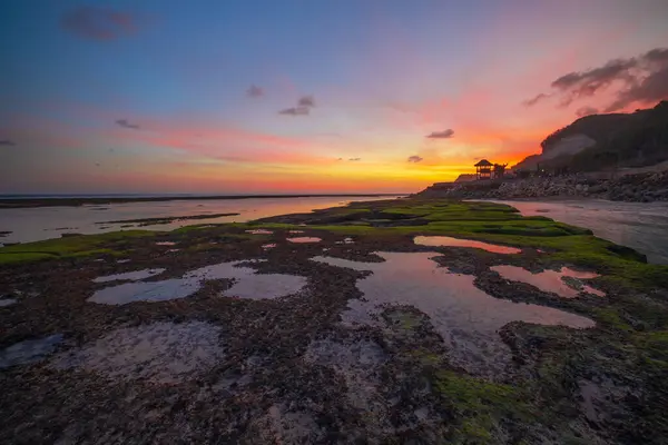 Seascape Til Baggrunden Lyserød Solnedgang Strand Med Sten Sten Lavvande - Stock-foto