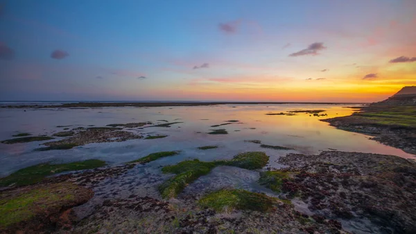 Capa Marinha Para Fundo Hora Pôr Sol Praia Com Pedras — Fotografia de Stock