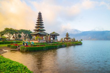 Bali adasındaki Pura Ulun Danu Bratan tapınağı. Güzel bale tapınağı. Bali 'nin simgesi. Bulutlu gökyüzü. Su yansıması. Bratan Gölü, Bedugul, Bali, Endonezya