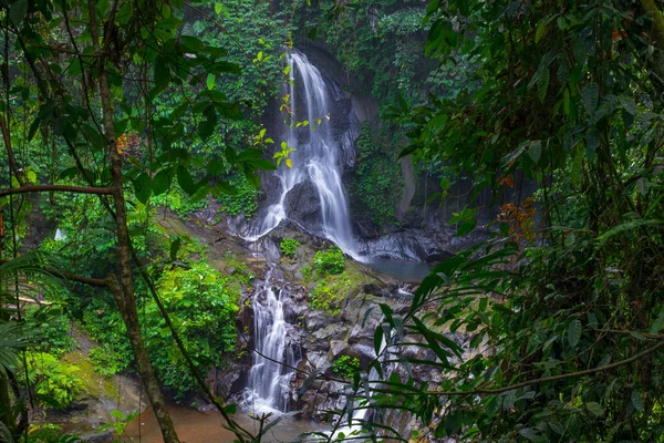 Paisagem Cachoeira Bela Cachoeira Escondida Pengibul Floresta Tropical Cenário Tropical — Fotografia de Stock