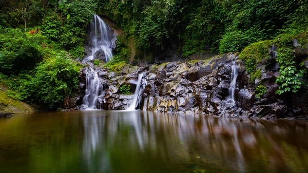 Wasserfalllandschaft Schöner Versteckter Pengibul Wasserfall Regenwald Wasserspiegelung Tropische Szenerie Langsame — Stockfoto