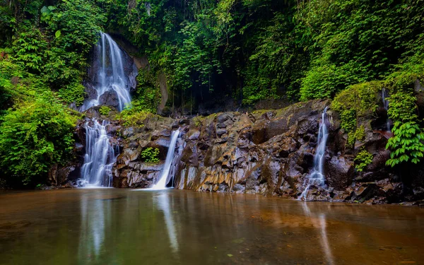 瀑布景观 美丽的隐藏在热带雨林中的彭吉布瀑布 水的反射热带风景 慢速快门速度 运动摄影 自然背景 横向布局 巴厘印度尼西亚 — 图库照片