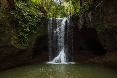 Yağmur ormanlarındaki güzel şelale. Tropik bir manzara. Yavaş deklanşör hızı, hareket fotoğrafçılığı. Doğa geçmişi. Çevre konsepti. Seyahat ve macera. Suwat Şelalesi, Bali, Endonezya
